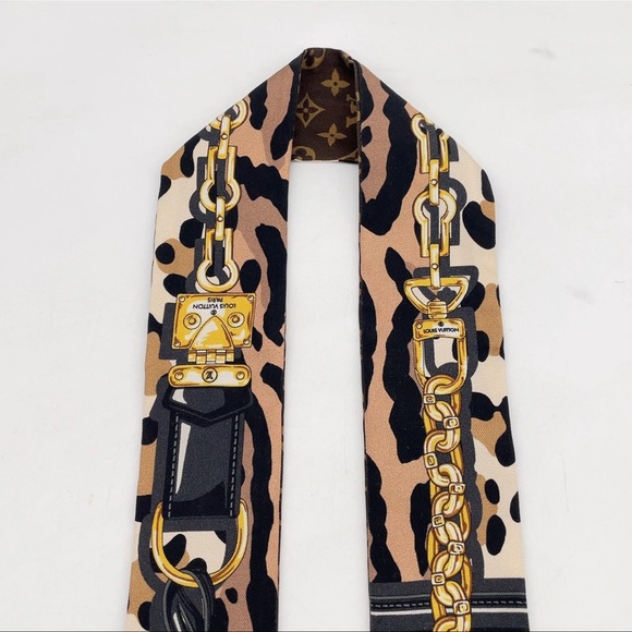 Auth LOUIS VUITTON Monogram
Leopard Print Silk Bandeau Scarf - Picture 11 of 16